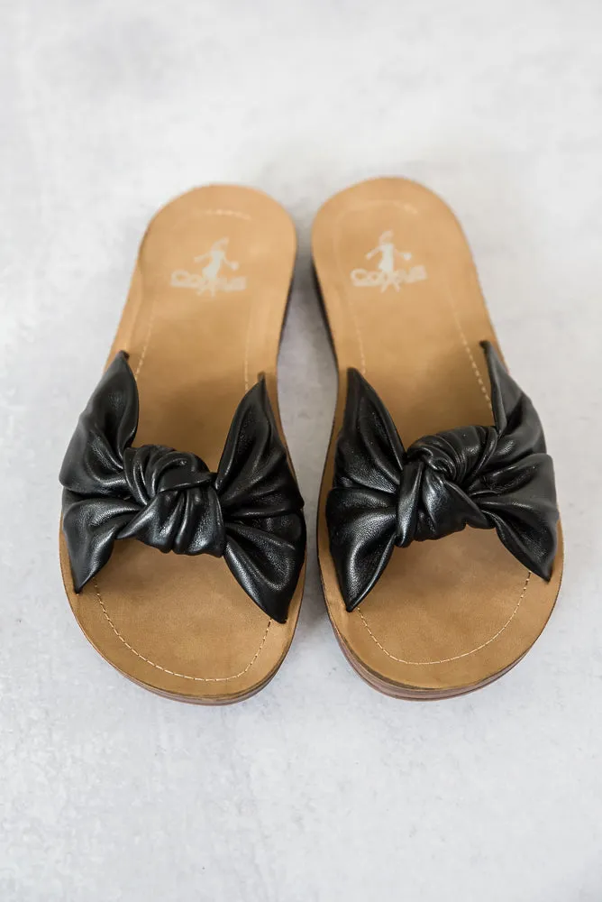 Sea La Vie Sandals in Black [Online Exclusive]