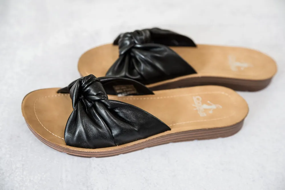 Sea La Vie Sandals in Black [Online Exclusive]